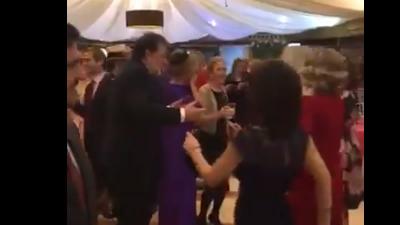 El vídeo viral de Rajoy desatado y bailando 'Mi gran noche' en una boda
