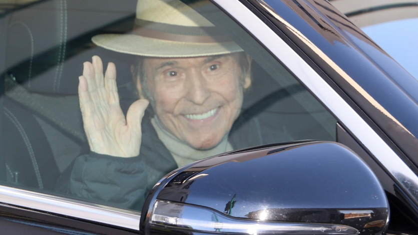 Raphael saliendo del hospital