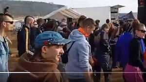 Una macro 'rave' reúne a miles de personas en los alrededores del pantano del Cenajo, en Albacete