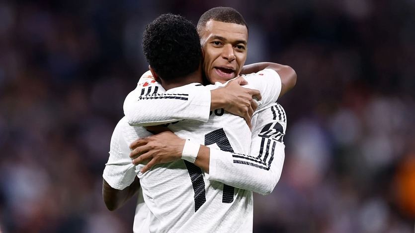 Mbappé celebra con Rodrygo uno de sus goles