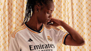 El Real Madrid presenta con retraso su nueva camiseta: dorada y con mensaje sorpresa en la espalda