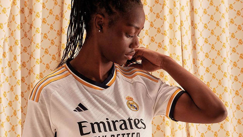 Naomie Feller, posando con la nueva camiseta del Real Madrid