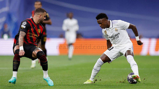 Vinicius y Walker, durante un momento del partido Real Madrid-Manchester City