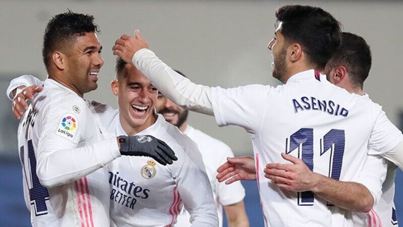 El Madrid consigue su sexta victoria consecutiva y tumba a un buen Granada con polémica (2-0)
