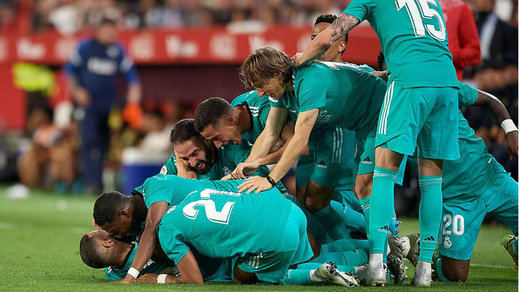 El Madrid celebra el 2-3 de Benzema