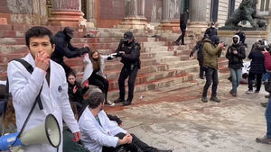 El grupo Rebelión Científica protesta ante el Congreso y mancha la fachada y escalinata con tinta roja