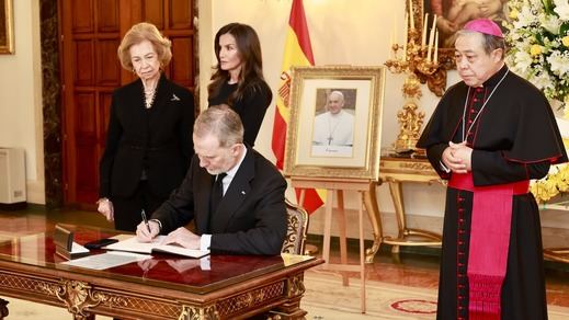 La reina Sofía, la reina Letizia y el Rey Felipe VI firmando el libro de condolencias para el Papa Francisco