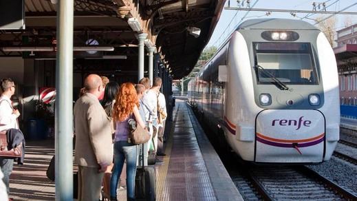 Tren de Renfe llegando a una estación