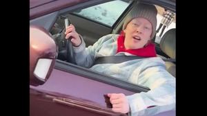 Sale a la luz el vídeo de la cámara del agente que mató a una mujer en Minneapolis