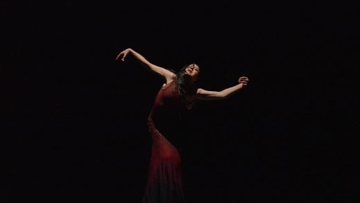 Una bailarina en un escenario

