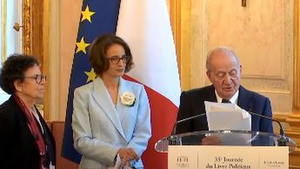 El rey Juan Carlos I recibe el premio a sus memorias en la Asamblea Nacional francesa