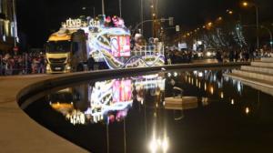 Los Reyes Magos desfilan por Madrid entre ángeles y gigantes