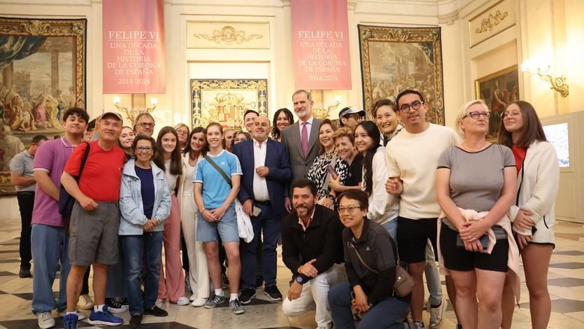 Los Reyes Felipe y Letizia con los turistas