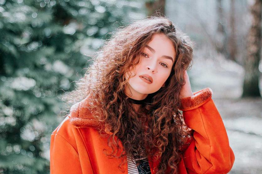 Cómo hacer rizos con la plancha de pelo