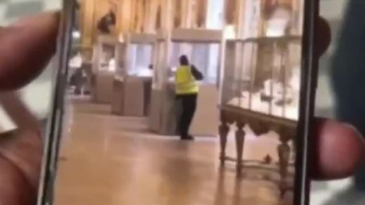 Imágenes del robo en el Louvre