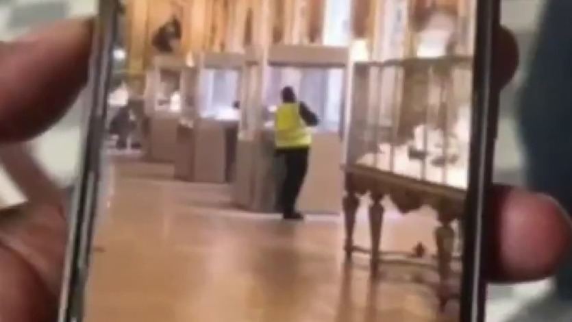 Imágenes del robo en el Louvre