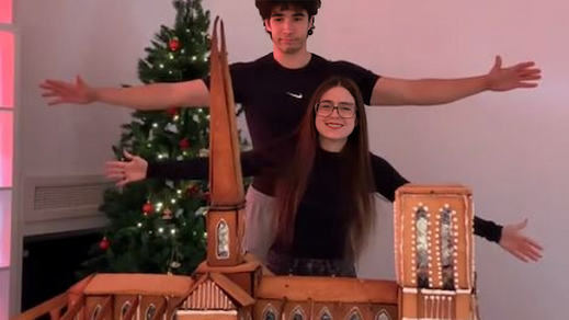 Roro y su novio Pablo detrás de su catedral de jengibre