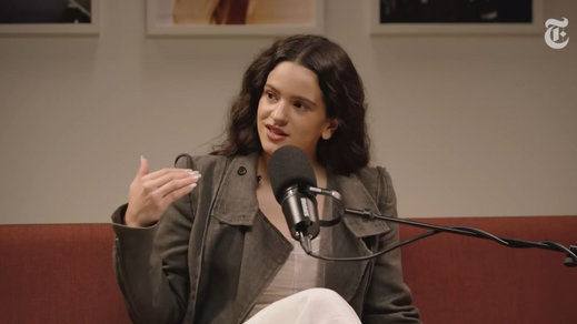 Rosalía durante su entrevista con el podcast del 'New York Times'