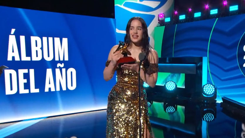 Rosalía, recogiendo el premio a mejor álbum del año 2022 (Foto: Captura vídeo Grammy)
