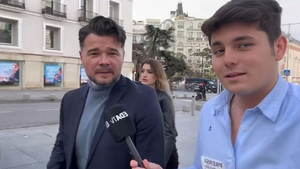 El 'troleo' mutuo entre Vito Quiles y Rufián a las puertas del Congreso