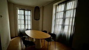 El dueño del restaurante El Ventorro entrega la factura de la comida y fotos del reservado