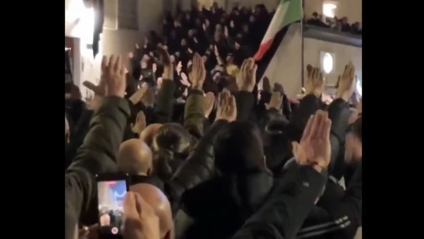 Saludo fascista en Roma