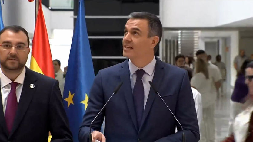 Pedro Sánchez en el Hospital Central Universitario de Asturias