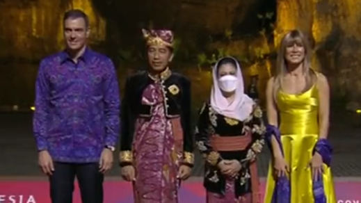 Cachondeo en redes con el desfile de Pedro Sánchez en camisa tradicional indonesia