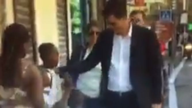 El vídeo de Sánchez limpiándose la mano tras estrechársela a un niño negro enfanga la campaña