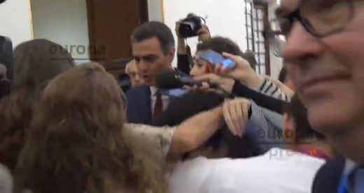 Sánchez se escabulle de la prensa al salir del Congreso