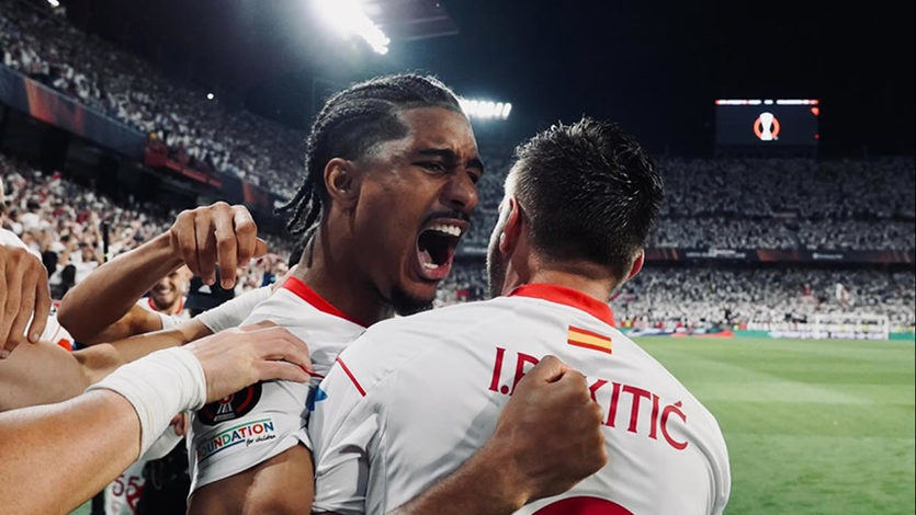 El Sevilla celebra unos de sus goles al Manchester United