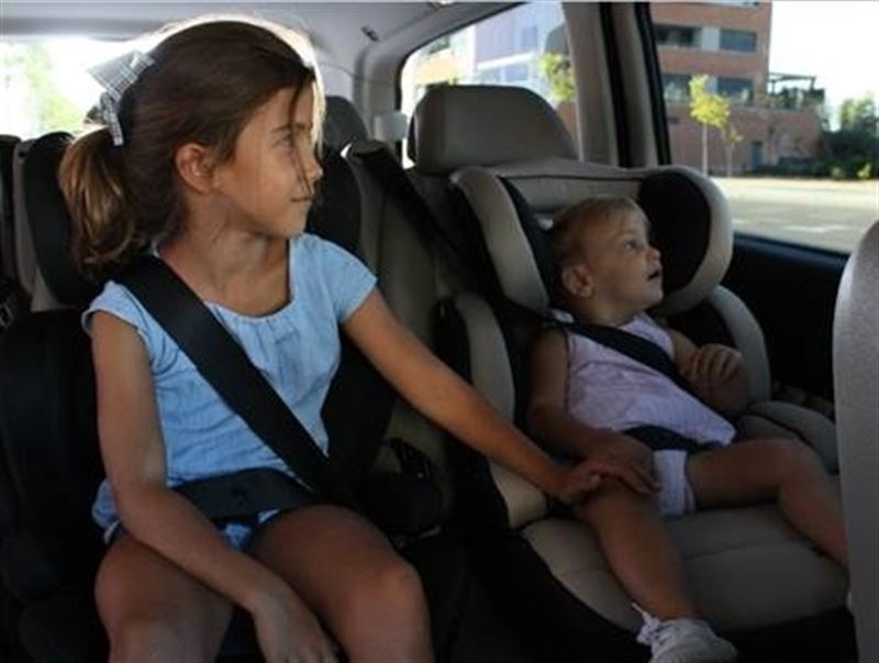 Los menores que midan menos de 1,35 metros no podrán viajar en el asiento delantero a partir de este jueves