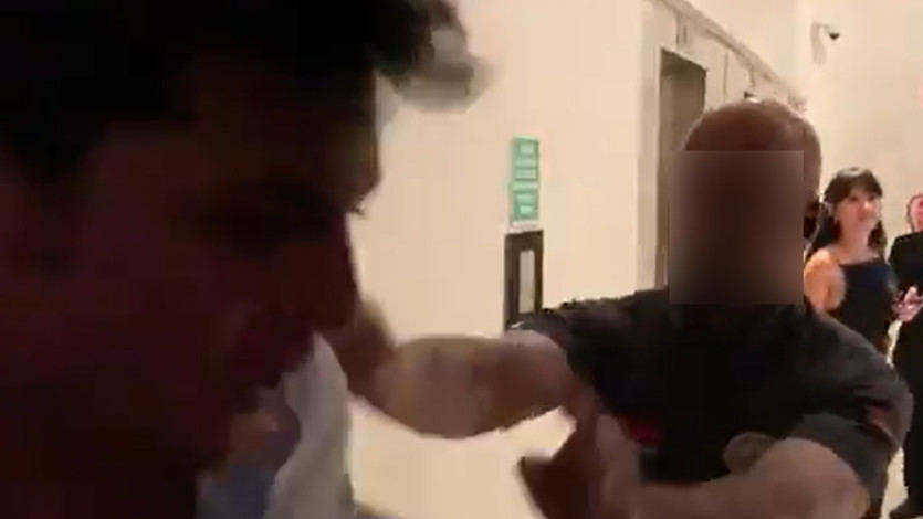 Vito Quiles, empujado por un vigilante de seguridad
