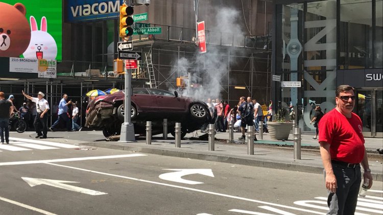 Un muerto y 22 heridos al embestir un coche a la multitud en pleno centro de Nueva York
