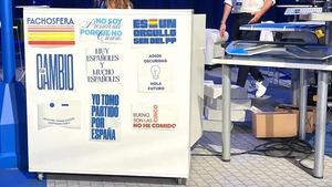El PP vende en su Congreso camisetas y merchandising con eslóganes controvertidos