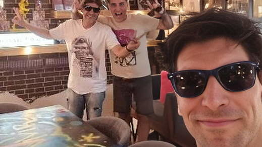 El torero Cayetano Rivera con unos amigos