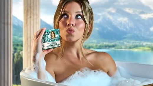 Sydney Sweeney anunciando su jabón con agua de baño
