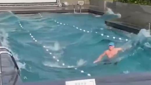 Hombre en una piscina durante el terremoto de Taiwán