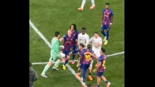 Un momento de la tangana Madrid-Barça