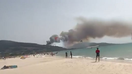 Vista del incendio desde la playa de Valdevaqueros