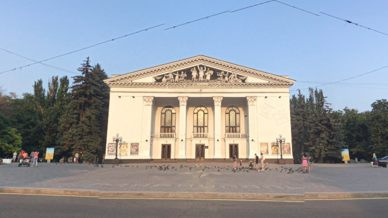 Amnistía Internacional tacha de 'claro crimen de guerra' el ataque al teatro de Mariúpol, Ucrania