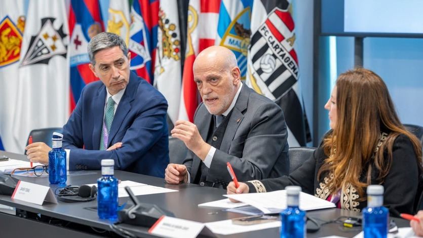 Javier Tebas, presidente de LaLiga con miembros del Parlamento europeo