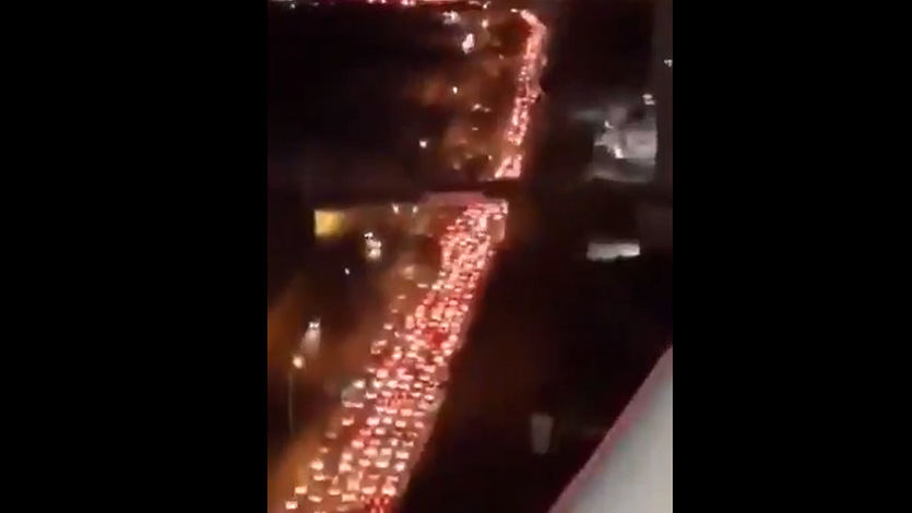 Coches que colapsan las salidas de la capital iraní