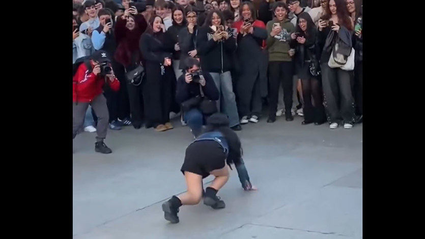 Una chica 'therian' haciendo de gata en Sol, Madrid