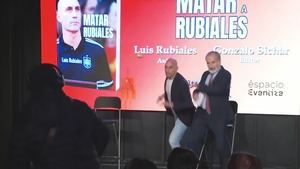 Lanzan huevos a Luis Rubiales durante la presentación de su libro