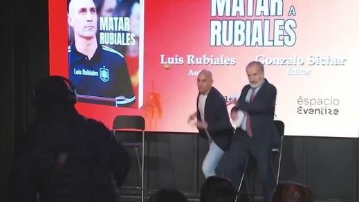 Tiran huevos a Rubiales