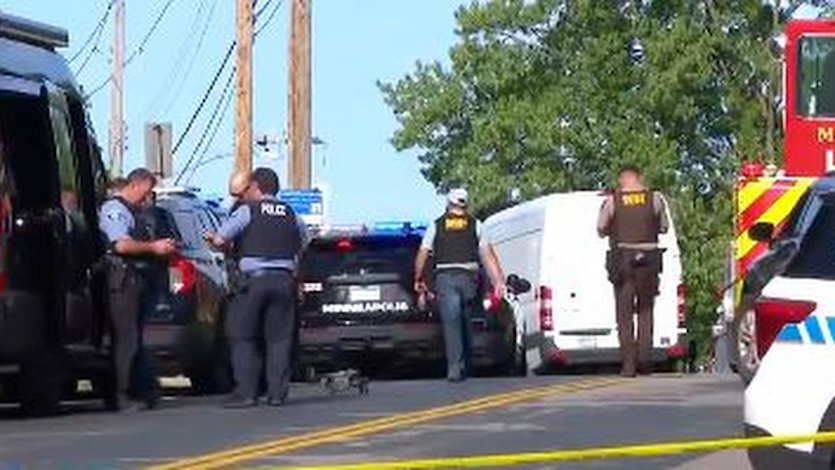 Policía de Minneapolis y servicios de emergencias atendiendo a los heridos tras el tiroteo en la escuela católica