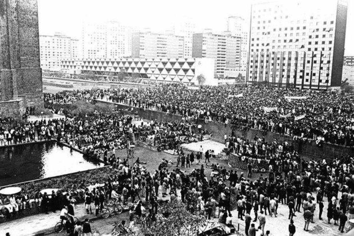 Miles de personas marcharon en México a 50 años de masacre de Tlatelolco