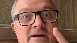 El Gobierno de Aragón denuncia ante la Fiscalía al cómico catalán Tony Alba por un tuit sobre Lambán