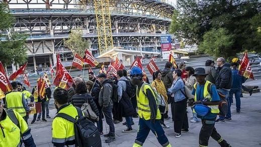 Trabajadores sin papeles protestando en el Camp Nou